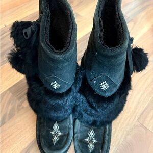 Chic Black Fur-Trimmed Winter Boots